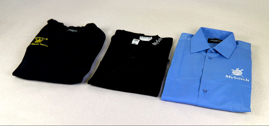 Verschiedene Textil-Veredelungen von MyStitch.ch auf einem schwarzen Hoodie, einem Poloshirt und einem blauen Hemd. Die Abbildung zeigt sowohl farbige Bestickungen als auch klassischen Textildruck als Beispiele für Corporate Fashion.